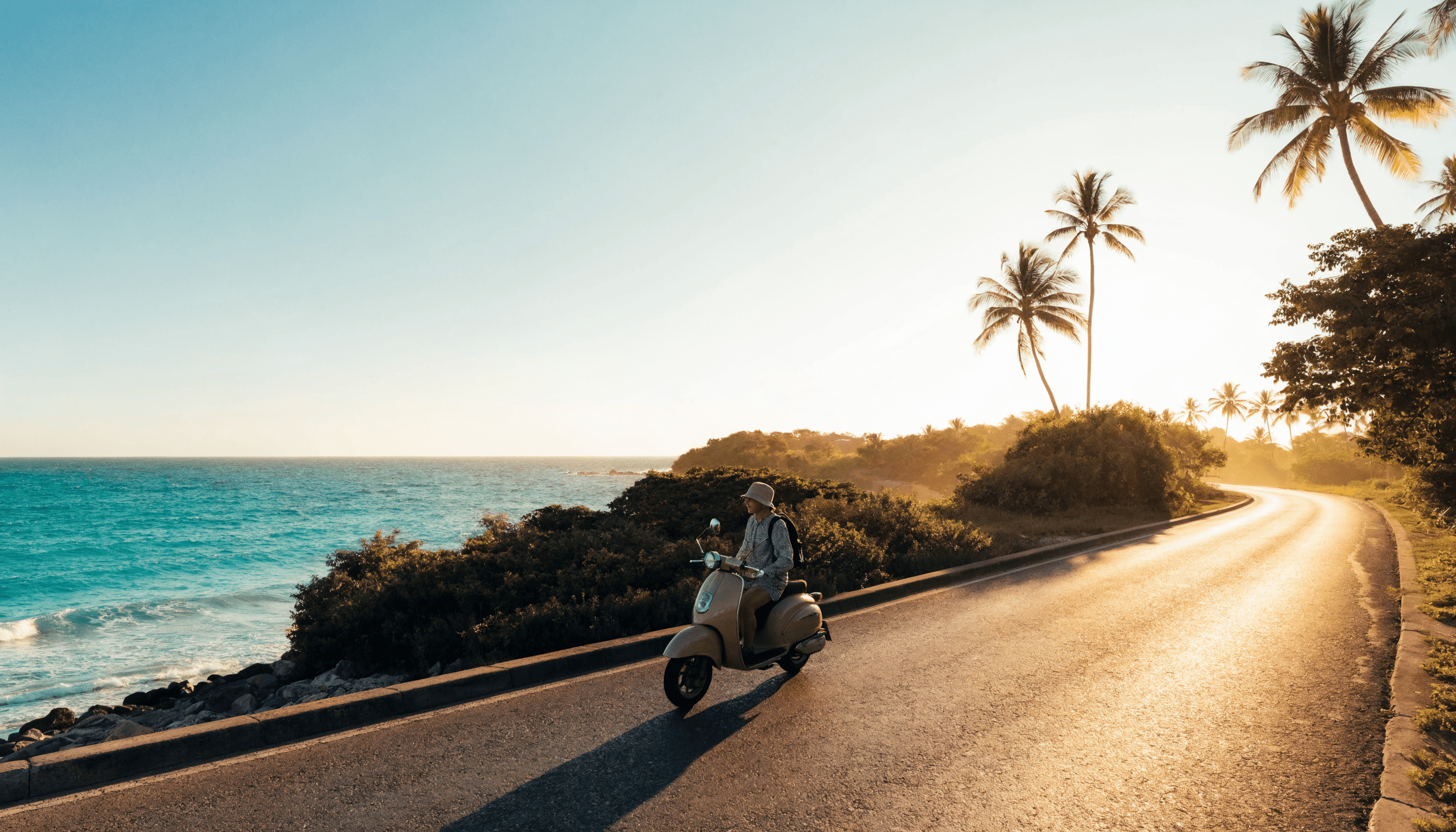 Personne roulant en scooter le long de la côte à Saint-Martin